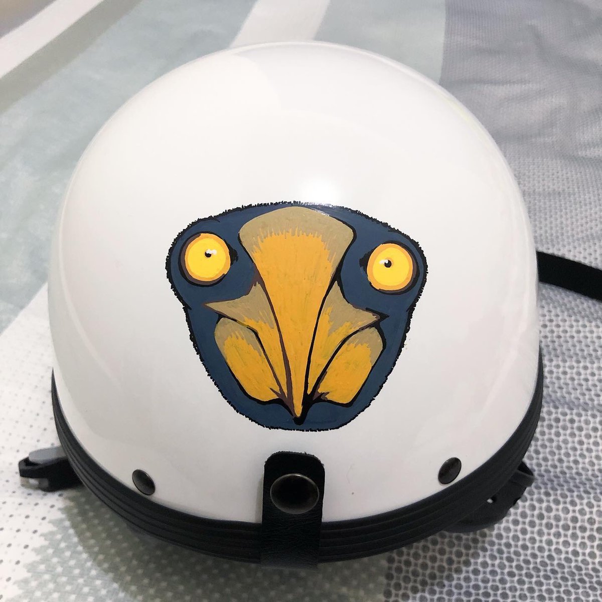 ohgosh_sh's tweet photo. 23:57 先把貼紙撕掉，明天就可以直接畫了
02:35 畫完了
慘了，我也完了...手這麼賤幹嘛呢我
#犬十三 #ohgosh13 #藍臉鰹鳥 #鰹鳥 #Suladactylatra #maskedbooby #booby #壓克力筆 #STA #斯塔 #flysea #acrylic #acrylicpainter #安全帽 https://t.co/l9HDbroiPq