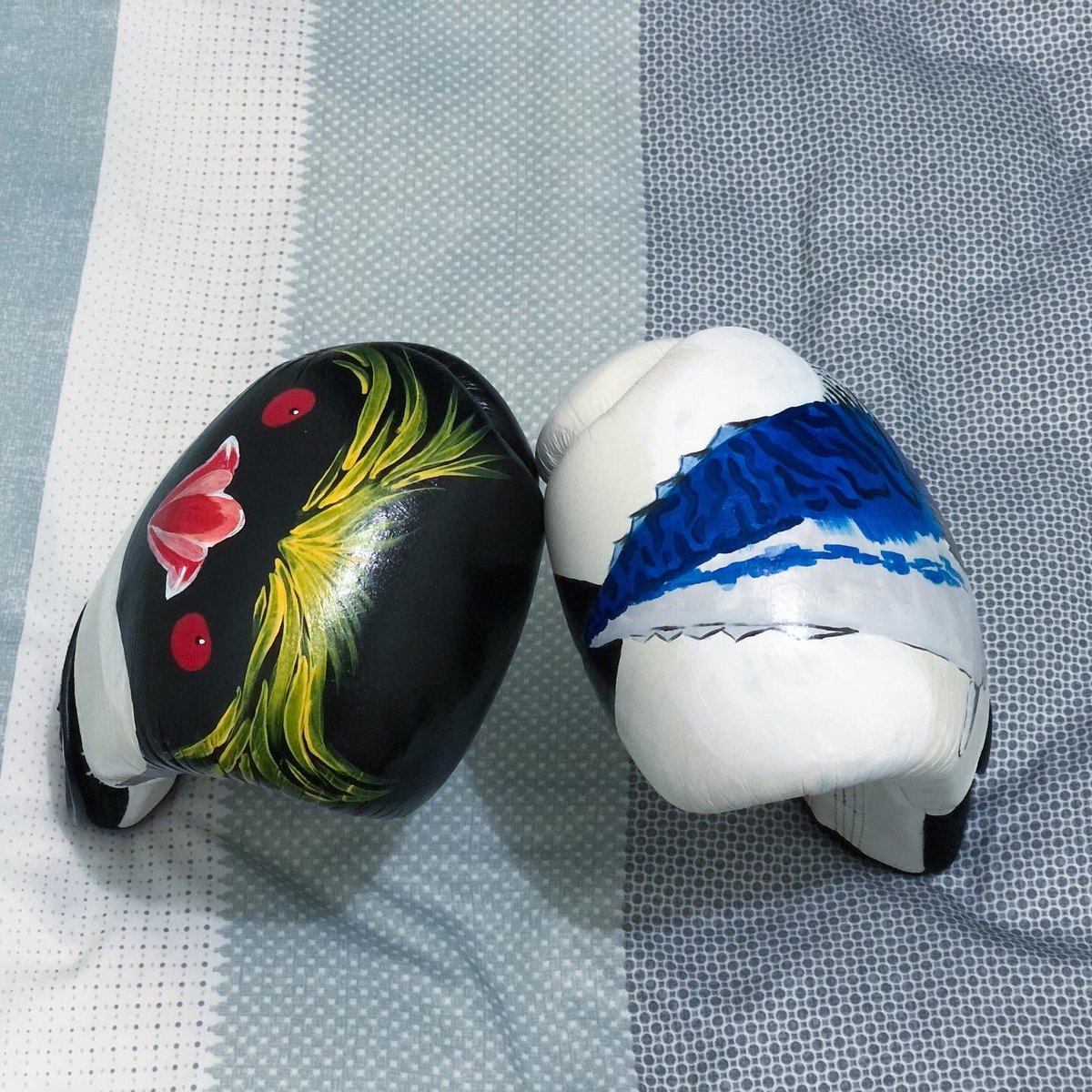 ohgosh_sh's tweet photo. 拿待淘汰拳套做了材料測試，用了兩種類型的壓克力顏料以及混和顏料，同時也比較有沒有保護漆的差別，不知道塗鴉之後實際使用起來會怎樣，拭目以待。
#企鵝 #penguin #鯖魚 #mackerel #拳擊手套 #boxinggloves #twins #壓克力顏料 #acrylic #acrylicleatherpaint #Angelus #Holbein #好賓 #德蘭 #Turner https://t.co/LlbqveGu89