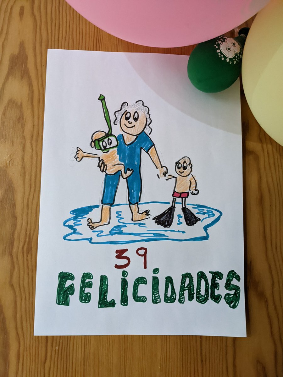 Lna_Alcalde's tweet photo. En cada cumpleaños (y ocasiones especiales), mi suegro nos dedica un retrato temático, a veces en versión cómic. 

Encontrarte tu dibujo es uno de los momentos más esperados. 💙

(Y, ahora que lo pienso, nunca los firma.  #modestdesigner) https://t.co/wpcu8JHfvU