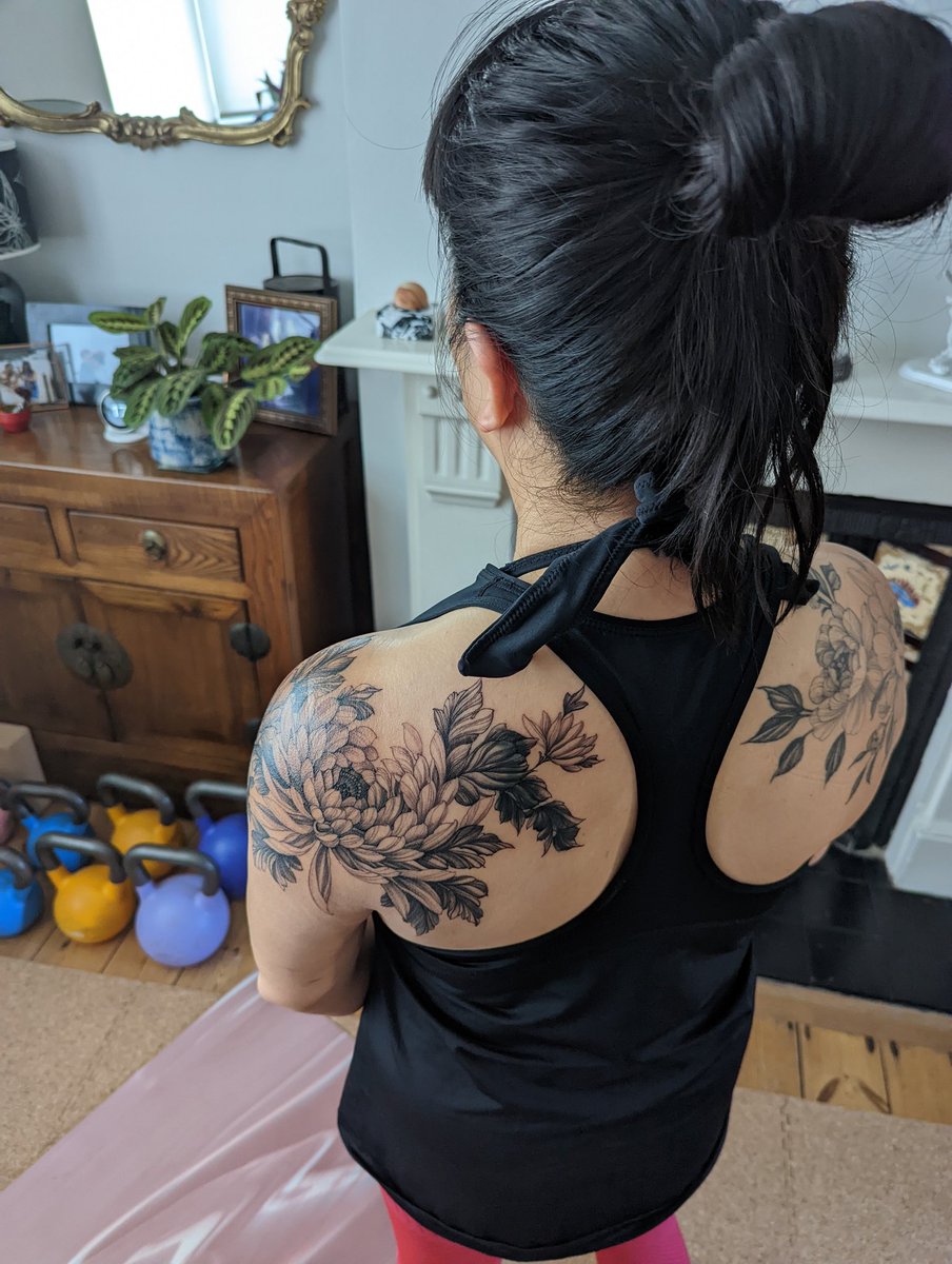 New chrysanthemum tattoo to join the peonies... To mark a new chapter in my life!

#floral #floralart #tattooart #tattoedgirl