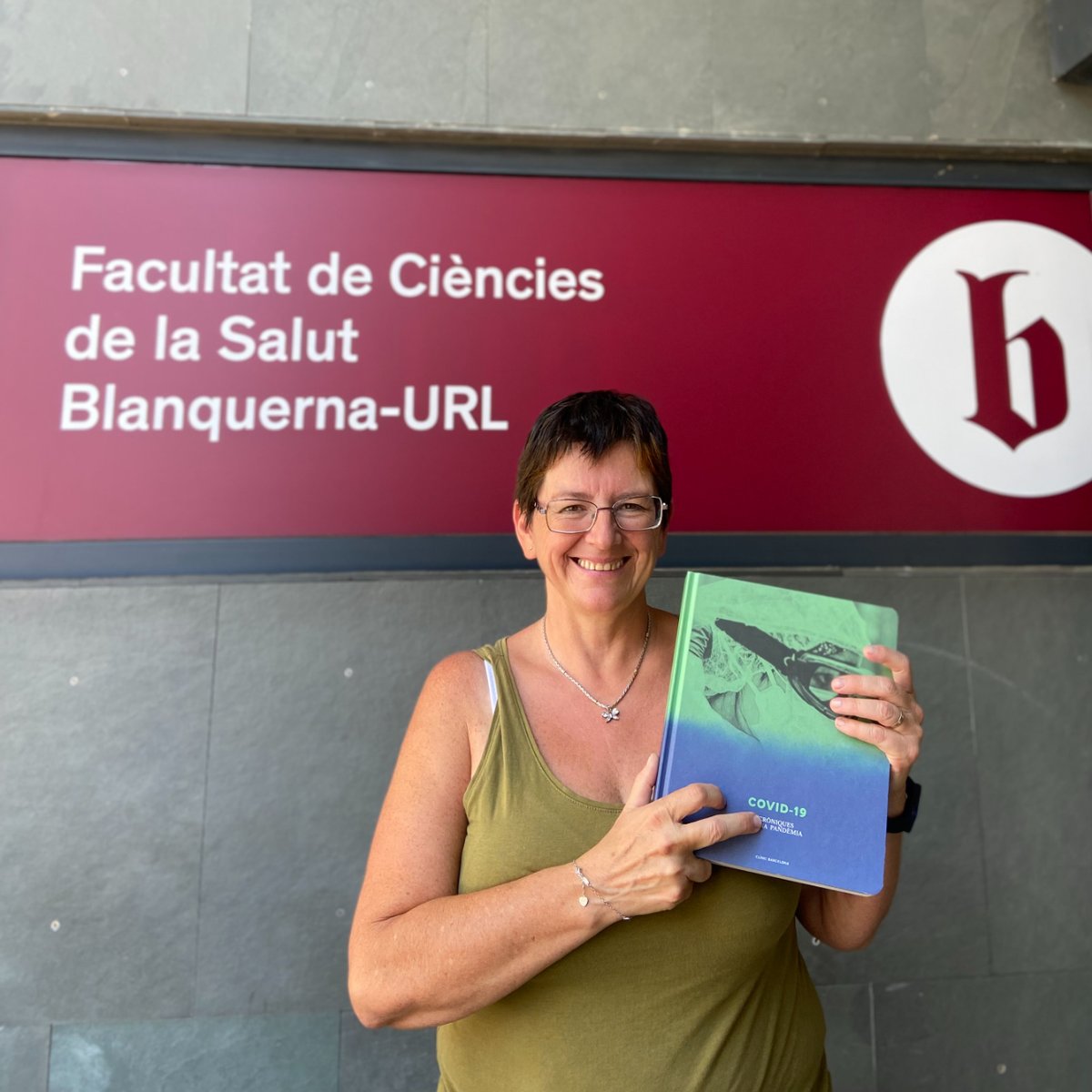 BlanquernaFCS's tweet photo. ❤️📚🩺 @hospitalclinic publica "COVID-19. Cròniques d'una pandèmia" per deixar testimoni d'una de les etapes més intensament viscudes en els seus 115 anys d'història. Karina Dorrey, alumna del Grau en Infermeria, hi explica la seva dura experiència. 

🔗 https://t.co/fwUb5my0k3 https://t.co/MWpqqqGsfs