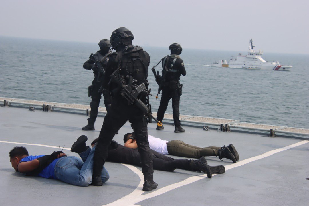 MPA_Barat's tweet photo. Special Ship Boarding Ex!
PASKAL & STAR Team in action onboard @KDSIS1503 during rescue mission…Both team share the role of the rapid reaction force before the arrival of reinforcement…
@tldm_rasmi
@MYCoastGuard
@fmyeor
#SpecialForce
#SpecialTask&Rescue
#SamuderaPerkasaBarat https://t.co/y7UoU7YD3p