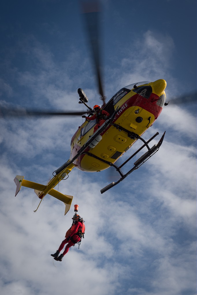 premar_ceclant's tweet photo. #Opération | Le 10/08 à 20h08 le #CROSSCorsen a engagé la #SNSM d'Audierne et l'🚁#Dragon29 pour secourir un dériveur retourné avec 2 personnes à bord, anse du Loc'h à #Plogoff. Treuillées à 20h40, les deux personnes sont prises en charge à l'hôpital de #Quimper à 21h08. https://t.co/Flmlixl9gx