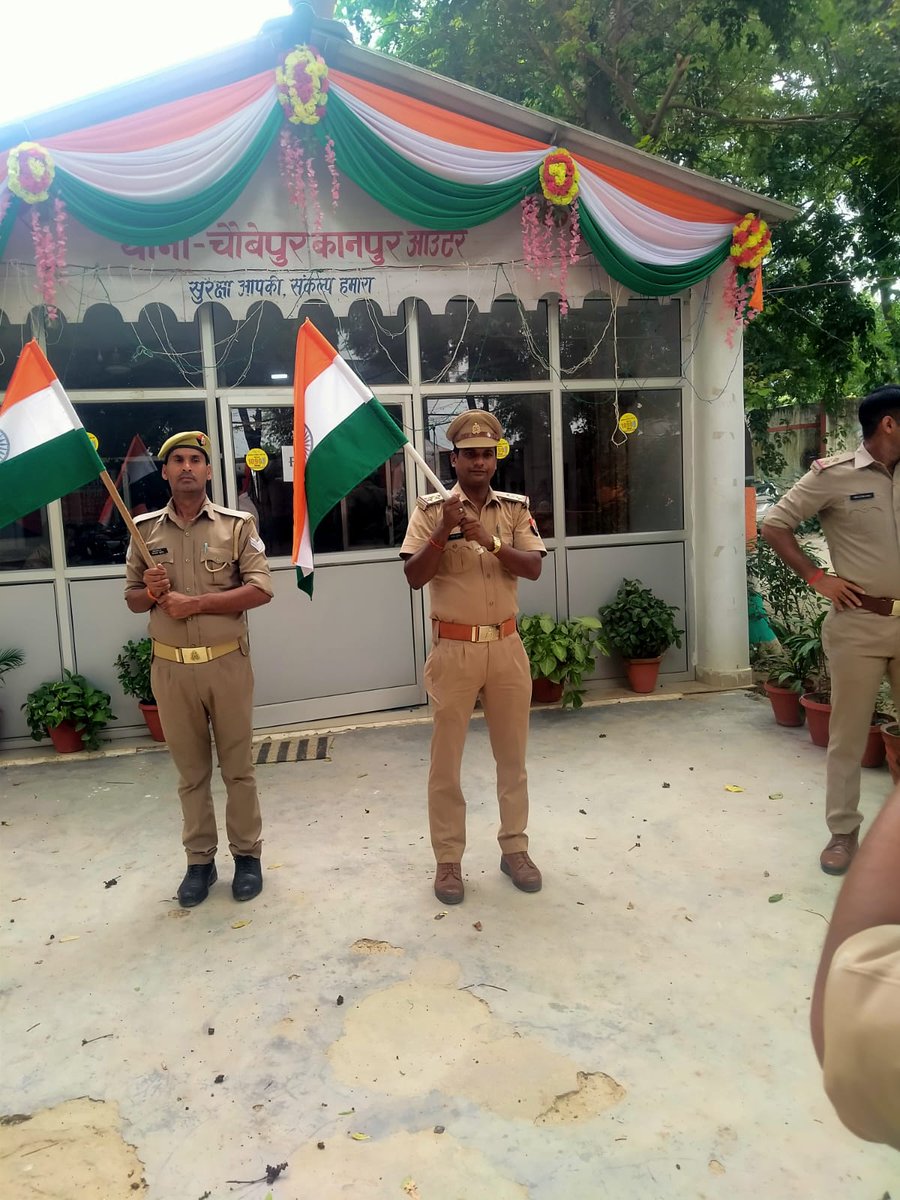 #KanpurOuterpolice 
#आज़ादी_का_अमृत_महोत्सव के अवसर थाना चौबेपुर पर प्रभारी निरीक्षक द्वारा ध्वजारोहण कर समस्त अधिकारी /कर्मचारी गणों के साथ तिरंगा रैली का आयोजन किया गया।