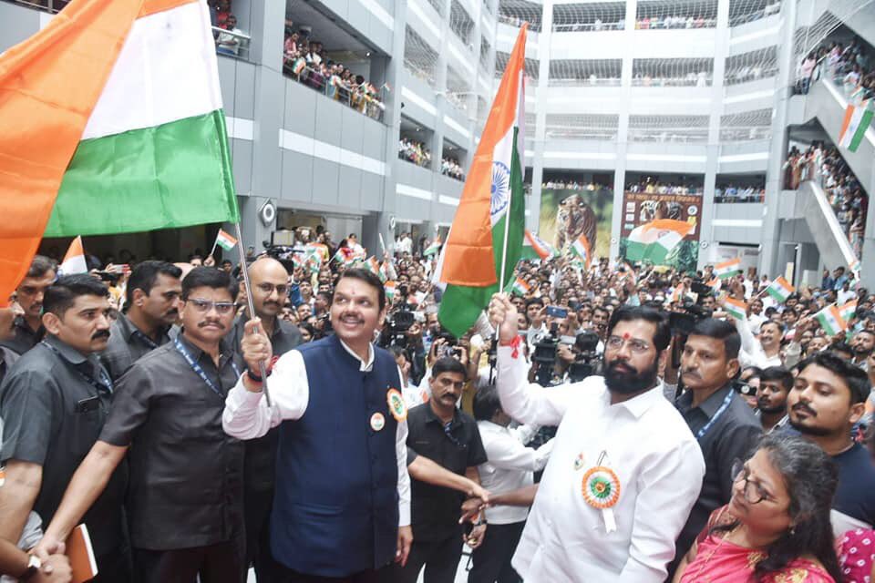 mieknathshinde's tweet photo. यासमयी त्रिमूर्ती प्रांगणातले सगळे वातावरण तिरंगामय झाले होते. वंदे मातरम, भारत माता की जय आणि जय हिंद अशा घोषणांनी संपूर्ण मंत्रालय परिसर दणाणून गेला होता. याप्रसंगी उपमुख्यमंत्री मा.श्री. @Dev_Fadnavis देखील उपस्थित होते. https://t.co/Z3SdU4Qivw