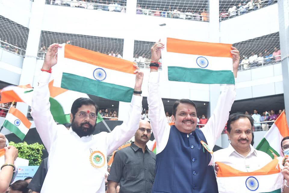 mieknathshinde's tweet photo. यासमयी त्रिमूर्ती प्रांगणातले सगळे वातावरण तिरंगामय झाले होते. वंदे मातरम, भारत माता की जय आणि जय हिंद अशा घोषणांनी संपूर्ण मंत्रालय परिसर दणाणून गेला होता. याप्रसंगी उपमुख्यमंत्री मा.श्री. @Dev_Fadnavis देखील उपस्थित होते. https://t.co/Z3SdU4Qivw