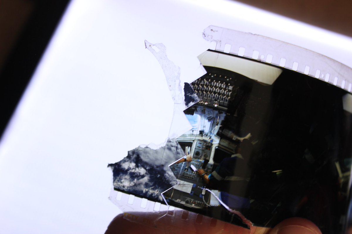 ProjectionistR's tweet photo. Damaged IMAX film join 🎞📽 #imax #filmjoin #filmsplice #projectionist #projectionroom #imax1570film #70mmfilm https://t.co/MgoBf5BHbR