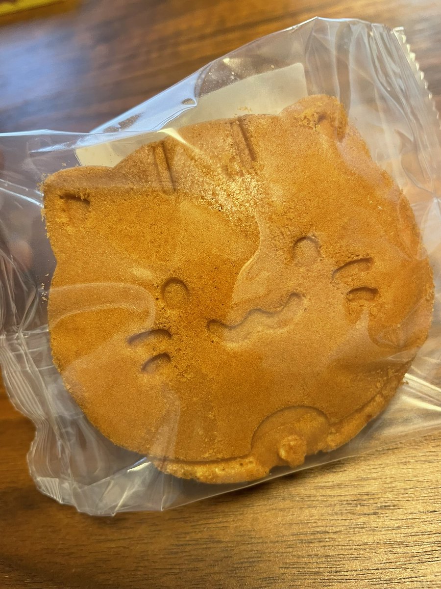 mk24mkp's tweet photo. 猫組長に猫の可愛いお菓子を献上しに参りました！🐈
@nekokumicho 
#猫組長
#亀屋　
#亀屋榮泉
#川越 https://t.co/T07B7s5gos