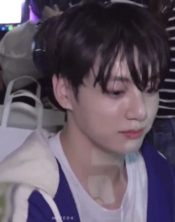 {HOT}

조회수 10456 좋아요 5689

내가 친구들이랑 호텔 놀러 갔거든..호텔 수영장에서 물안경 끼고 수영장 바닥에 붙어서 가다가 물 위로 올라왔는데 어떤 남자랑 부딪힘.. 그래서 물안경 바로 벗고는 상태 확인해 봤는데 내 머리에 부딪혀서 그런지 코피 남 근데 그 남자가 너무 잘생김 꼬셔야겠지