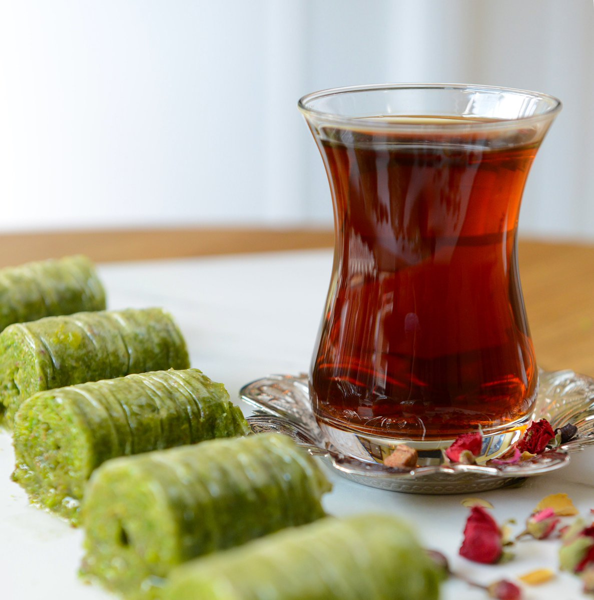 AnteplilerUK's tweet photo. Make your day enjoyable with delicious baklava and Turkish tea.

#antepliler #baklava #pistachio #turkishdesserts #turkishtea #turkishfood #turkishcuisine #turkishkitchen #london #harringay #toplondonrestaurants #londonrestaurant  #londonfoodblogger #londonfoodguide https://t.co/e8l1wdMVyL