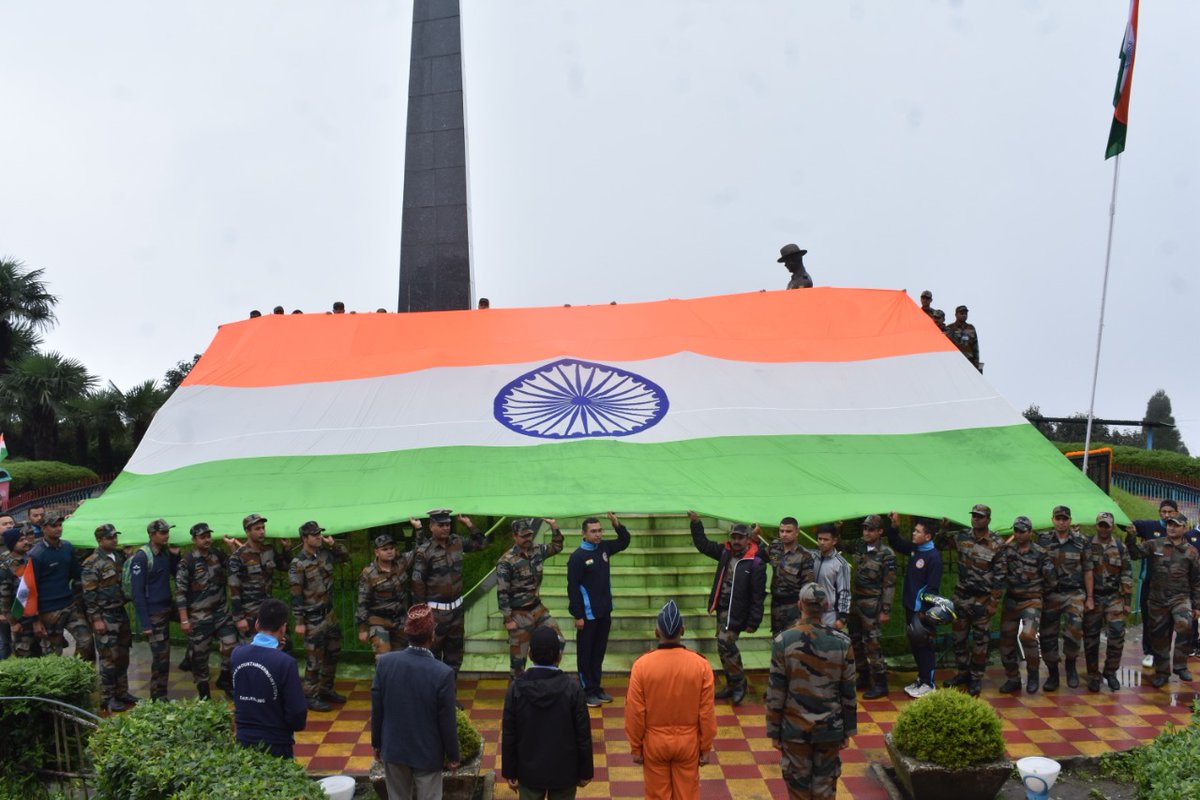 7500 sq. ft. National Flag displayed by @HMIDarjeeling at War Memorial Batasia Loop, Darjeeling as part of #HarGharTiranga #KnowYourTiranga 🇮🇳 #AmritMahotsav @YASMinistry @Media_SAI @ProDefKolkata @DefenceMinIndia @MinOfCultureGoI @PIB_India @PIBGangtok @ROSILIGURI @DfpKolkata