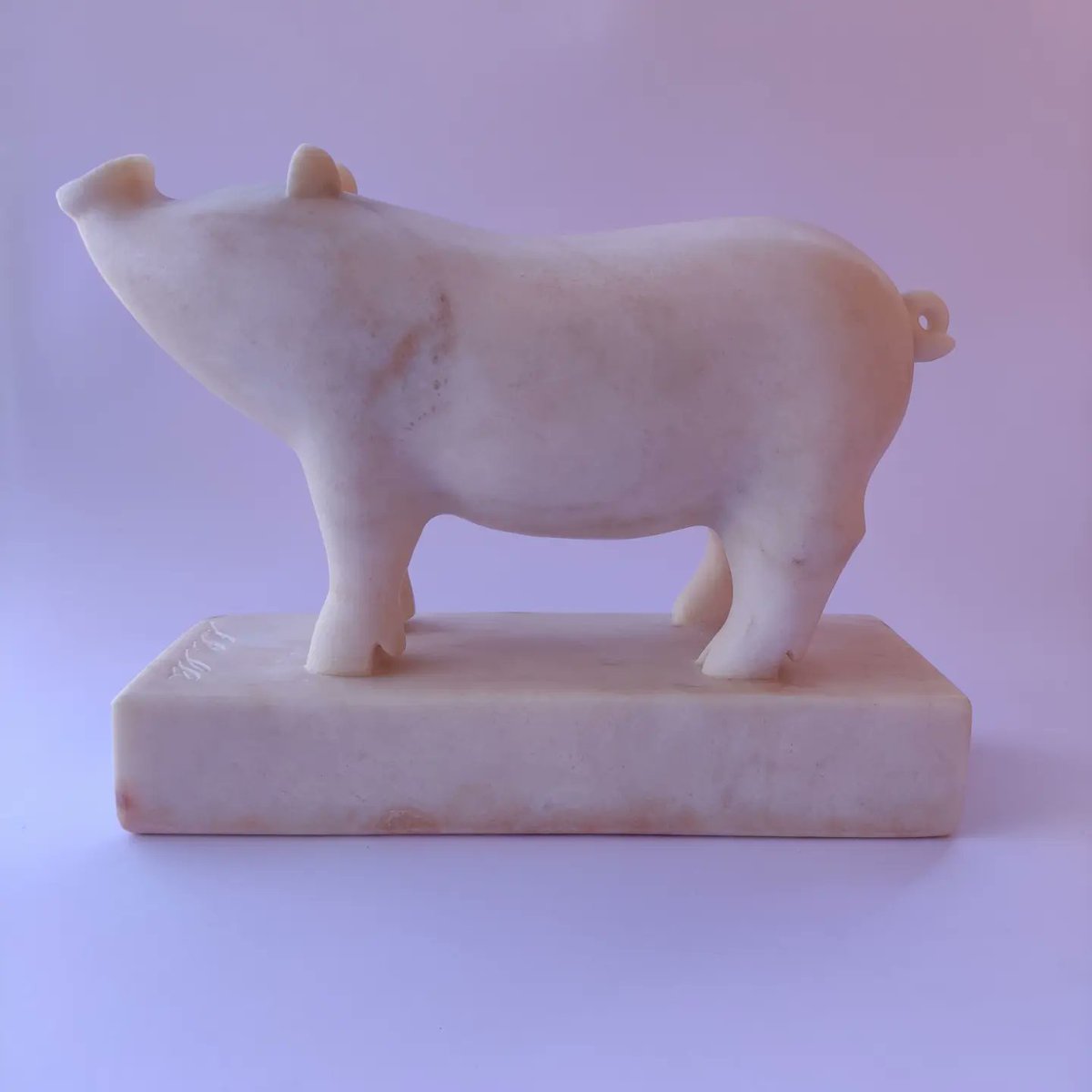 AchilleC_'s tweet photo. Con il riflesso del cielo ha preso un'insolita sfumatura il  marmo rosa Portogallo.
#arte #animalsart #pig #maialino #sculpture #Sculptor #sculptures https://t.co/ywx04AHBTW