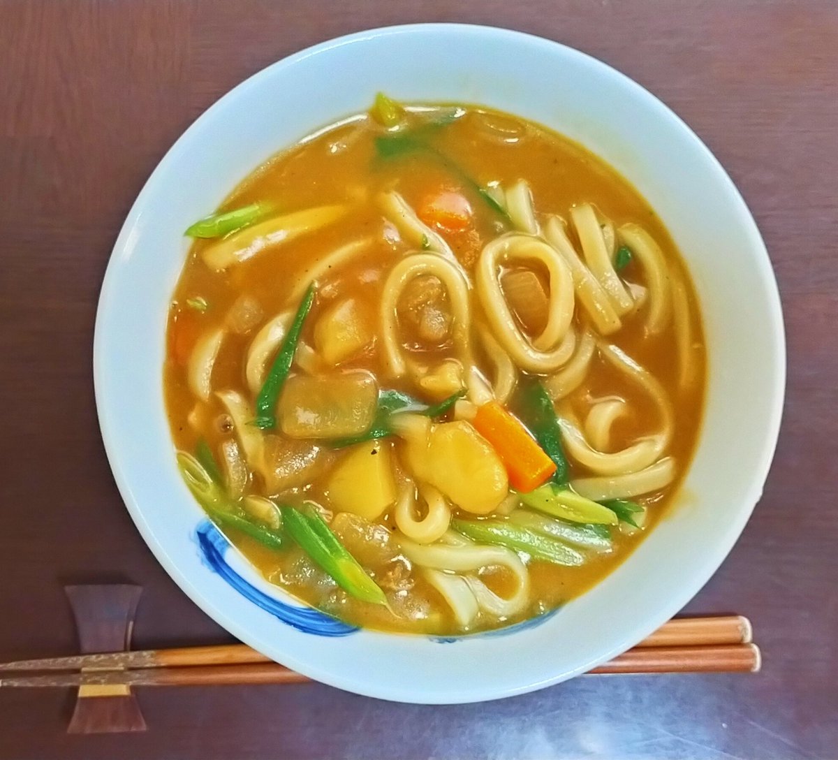 今日の昼食はカレーうどんです！昼飯載せるの忘れてた💦直ぐに散髪行ったので、バタバタしてたのが原因。カレーが二度続くのは嫌だったのでうどんにして少し変化球。美味しかったです！ご馳走さまでした😋🍴🙏🏻