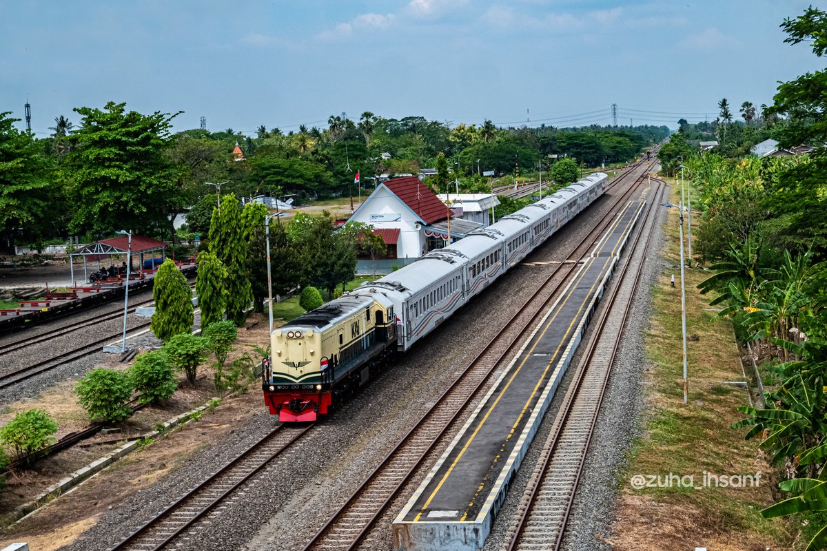 Zuha_IhsanF's tweet photo. "De Vintage" Edisi Spesial 155 Tahun Perjalanan Kereta Api Pertama di Indonesia.
#fotosepur #railways #daop4 https://t.co/As7hiA6e4A