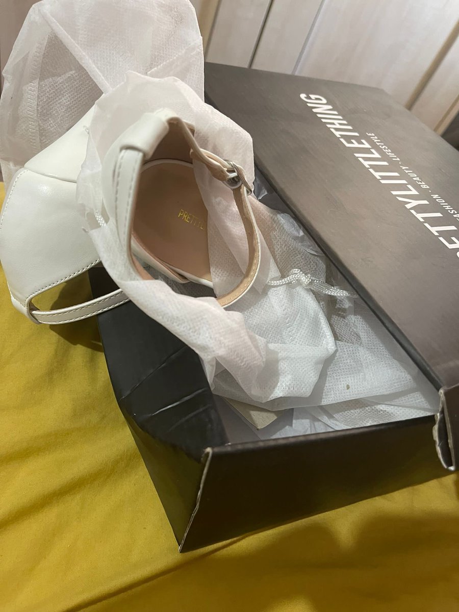 naaaa9__'s tweet photo. @OfficialPLT this has got to be a joke right?! Even though I don’t understand why you should joke with my money. Paid next day delivery, didn’t come next day. And now it’s here this is how it’s been packaged. With someone’s dirty toe marks in it &amp; wear &amp; tear?? Are you serious? https://t.co/y1YBzk9o5x