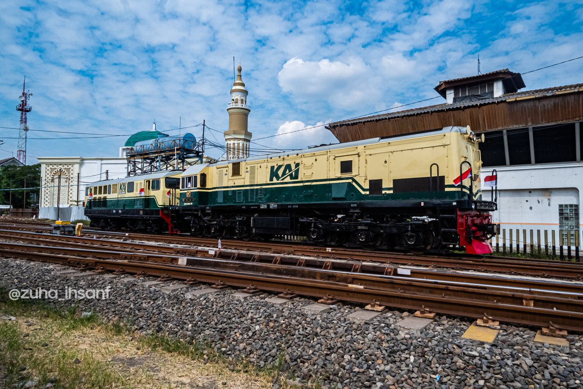 Zuha_IhsanF's tweet photo. "De Vintage" Edisi Spesial 155 Tahun Perjalanan Kereta Api Pertama di Indonesia.
#fotosepur #railways #daop4 https://t.co/As7hiA6e4A