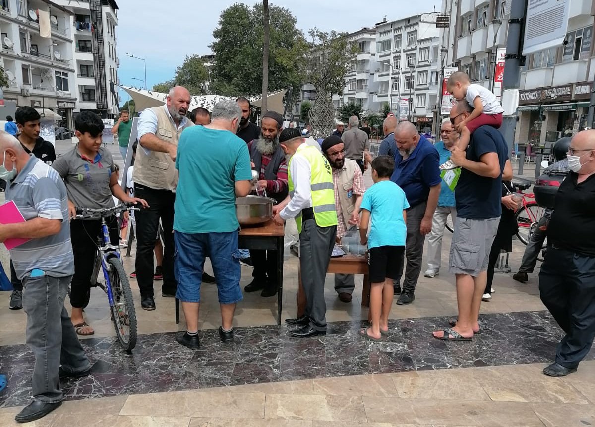 Besirdernegi's tweet photo. Muharrem Ayı vesilesiyle #Türkiye genelinde gerçekleştirdiğimiz aşure ikramlarımızla; birlik ve kardeşlik duygularımızı pekiştirmeye, muhabbet bağlarımızı güçlendirmeye devam ediyoruz.
📍 #Van
📍 #Eyvan
📍 #Ordu
📍 #Terme https://t.co/kzWRuiBQ9c