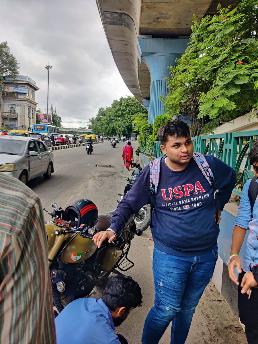 monishcp's tweet photo. Frm Anil kumble Circle towards MG Road, Death trap created by BMRCL,BBMP including BWSSB. accident happened just now, with two bikes. @BlrCityPolice kindly put a bricade to avoid deaths! @chairmanbwssb @BBMPCOMM @nammametro who is responsible for this death trap. @CMofKarnataka https://t.co/8OzncvODRF