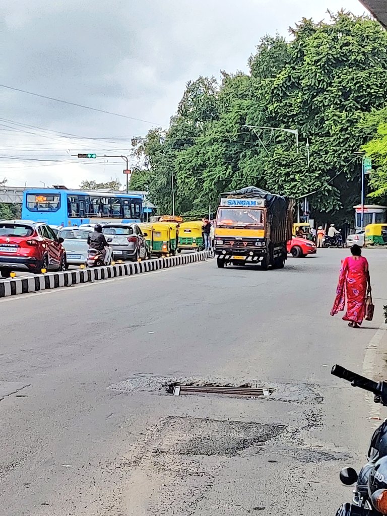 monishcp's tweet photo. Frm Anil kumble Circle towards MG Road, Death trap created by BMRCL,BBMP including BWSSB. accident happened just now, with two bikes. @BlrCityPolice kindly put a bricade to avoid deaths! @chairmanbwssb @BBMPCOMM @nammametro who is responsible for this death trap. @CMofKarnataka https://t.co/8OzncvODRF