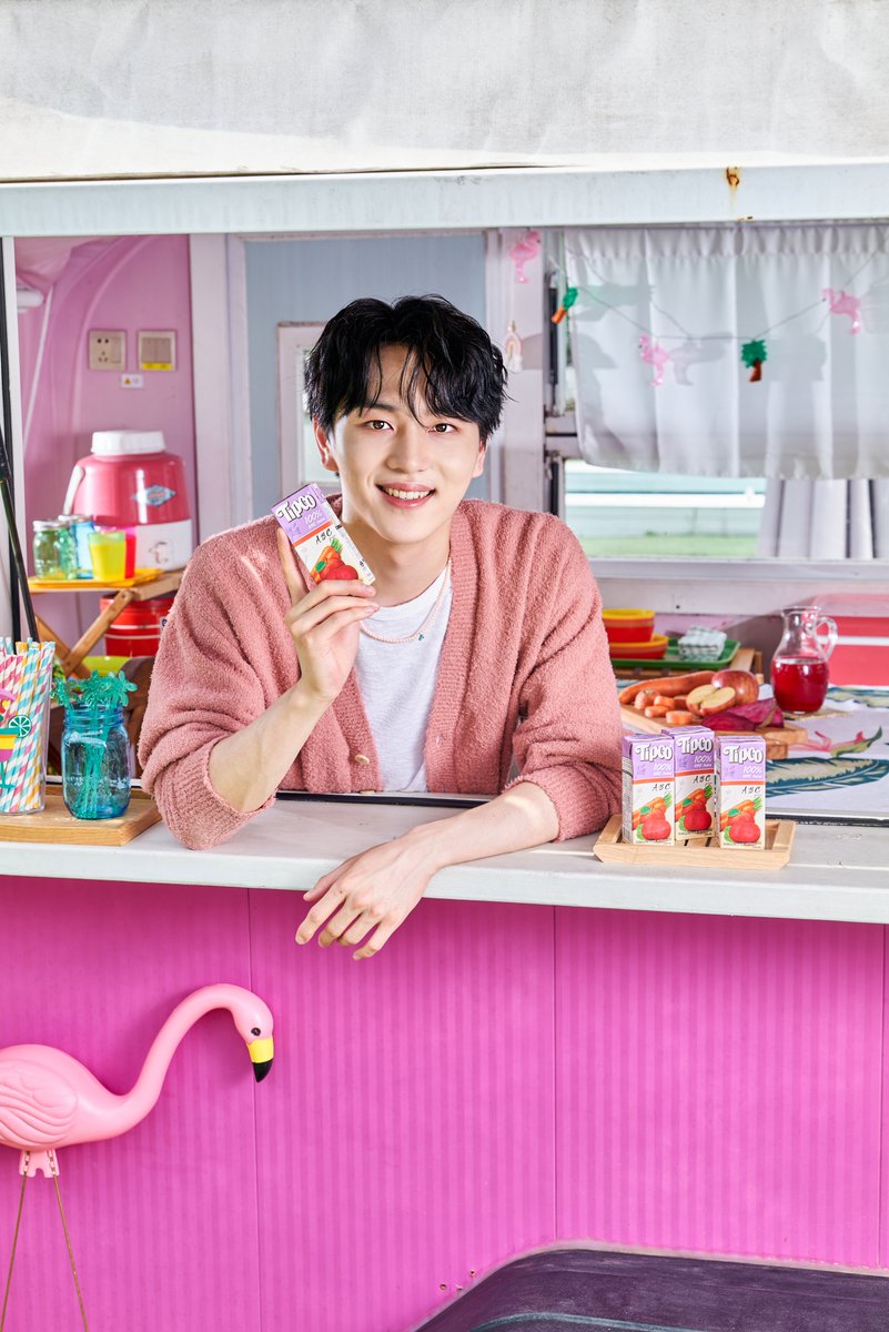 thektipcokorea's tweet photo. 팁코 X #키노

이번 팁코 X 펜타곤 화보 보고 개안한 사람 손🙋🏻‍♀️🙋🏻🙋🏻‍♂️

건강💪🏻 챙겨주는 팁코 ABC주스와 
시력👀 챙겨주는 키노님의 용안
둘 다 넘나 소듕해..💗 https://t.co/tuVGbKij4J