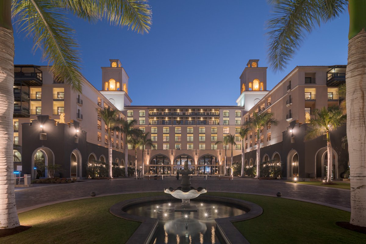 "Encanto colonial y confort contemporáneo" Así define Glamora los espacios creados para el Hotel Lopesan Costa Meloneras. Un lugar único tanto por su localización como por su arquitectura. Leer más: bit.ly/LCM_Glamora