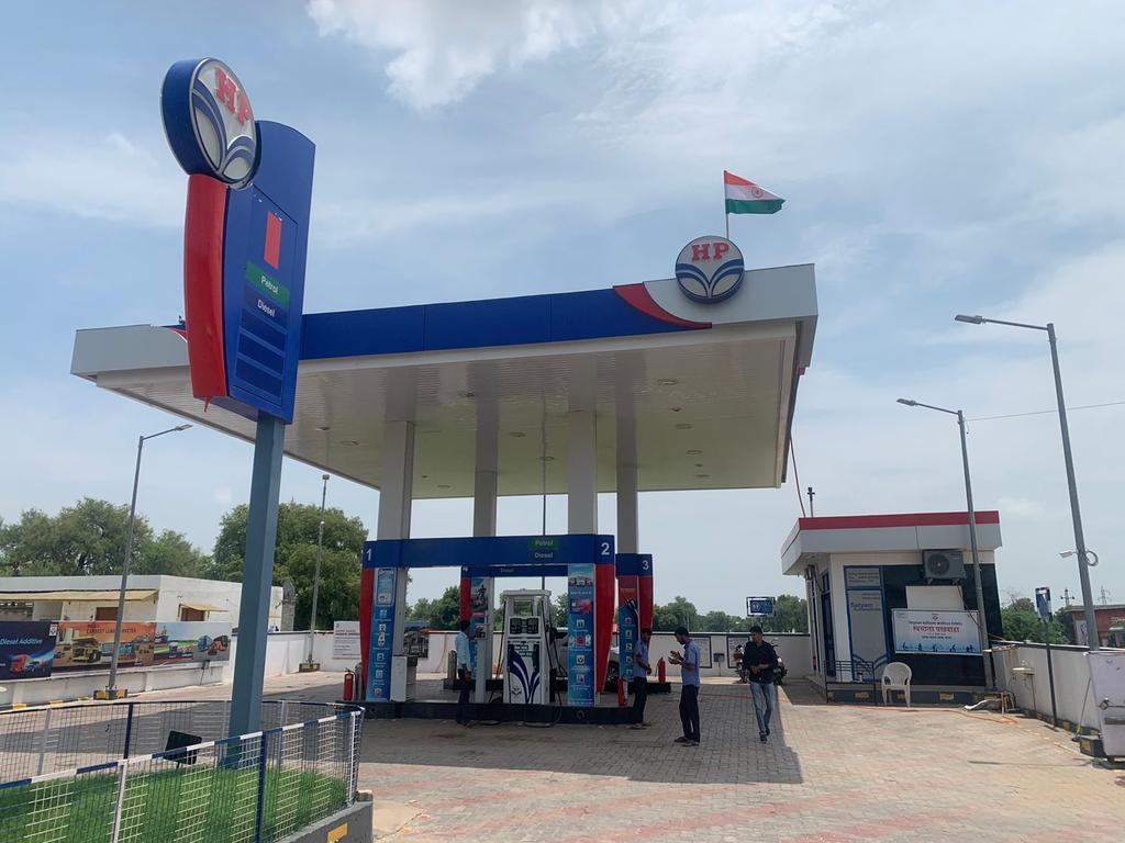 jkumar16793's tweet photo. सारे जहां से अच्छा, हिन्दुस्तान हमारा 
HPCL Retail Outlet in Jalore Distt standing tall with our National Flag flying high.
#HarGharTiranga #AzadiKaAmritMahotsav #75YearsofIndependence #DeliveringHappiness
#HPHaiJahanBharosaHaiWahan
@AmritMahotsav @pawans69 @HPCL  @Rg03Goel https://t.co/cB4vHTKUff