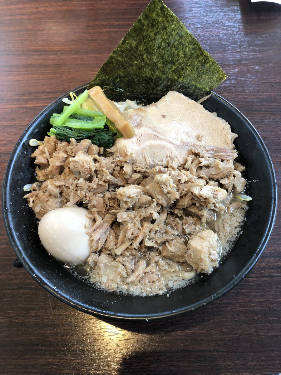 GIRL24450845's tweet photo. 8月6日土曜日

豚さんち
贅沢豚ダブル小、野菜増し、ほぐしチャーシュー。

いろいろな具材が乗った贅沢仕様😄
スープは見た目よりあっさりで麺はゴワゴワな食べ応えあり(^^)
ほぐしチャーシューはホロホロで美味い‼️

ご馳走様でした！ https://t.co/eyN6HW4gMP
