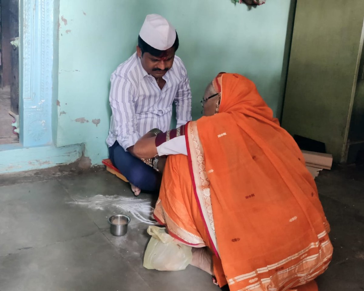 रक्षाबंधन म्हणजे बहिण-भावाच्या पवित्र नात्याचा दिवस. तुम्ही कोणत्याही क्षेत्रात कर्तबगार झालात तरी पाय जमिनीवर ठेवायला लावणारी हक्काची नाती पाहिजेत. आज विविध ठिकाणी अनेक प्रेम करणाऱ्या, आशिर्वाद देणाऱ्या माय माऊलींनी राखी बांधल्या.