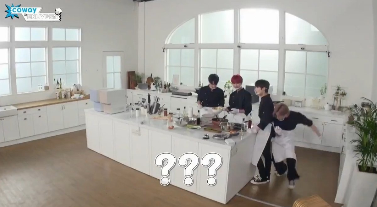 pshroyals's tweet photo. somebody save sunghoon...he need extra care 🥲 https://t.co/J21JsY9q3N