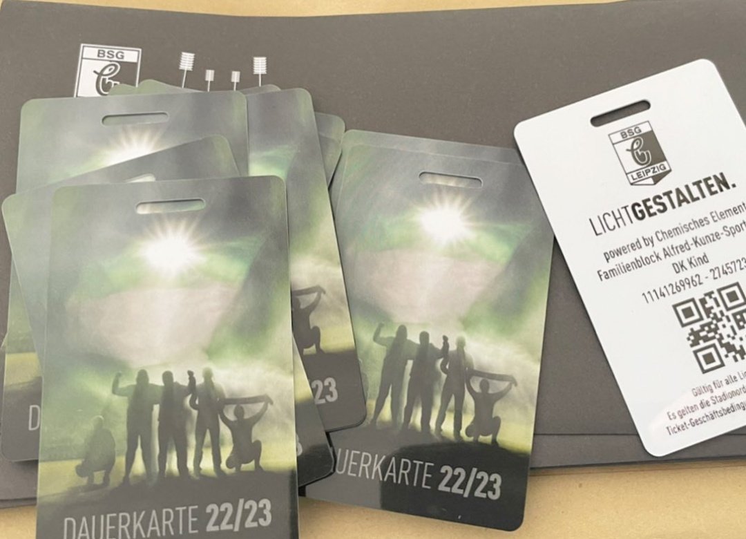 Uns vom chemischen Element ist es wichtig, dass der Nachwuchs nicht nur auf dem Spielfeld Grün-Weiß wird und ist. Daher verschenken wir in Kooperation mit <a href="/Tuepfelhausen/">Tüpfelhausen</a> zwölf Kinder-Dauerkarten für die neue Saison unserer BSG Chemie.