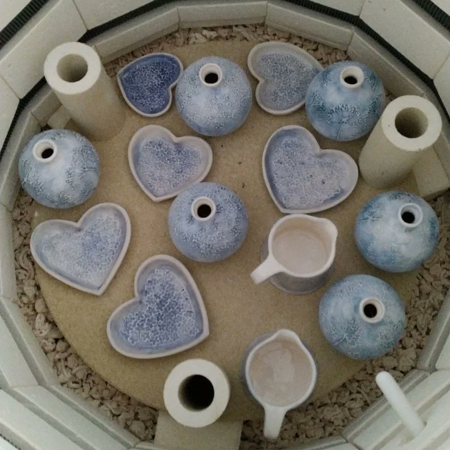 foartist's tweet photo. New work fresh from the kiln, will be available at this weekend #greatcompgardens summer show. @greatcompgarden #craftfair #handmade #pottery #ceramics #gifts #kent #dayout #artistsoninstagram #fionaosbaldstoneartist #craft https://t.co/i78LnBLSA6