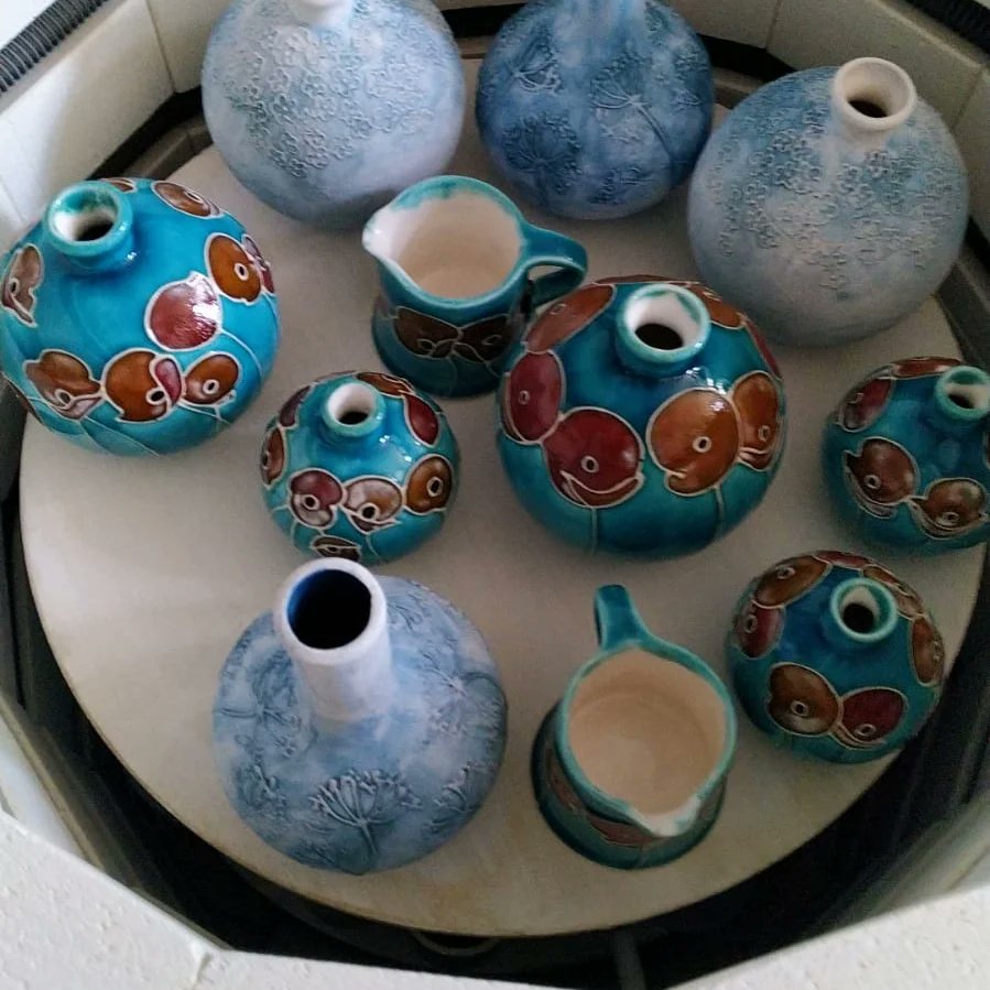 foartist's tweet photo. New work fresh from the kiln, will be available at this weekend #greatcompgardens summer show. @greatcompgarden #craftfair #handmade #pottery #ceramics #gifts #kent #dayout #artistsoninstagram #fionaosbaldstoneartist #craft https://t.co/i78LnBLSA6
