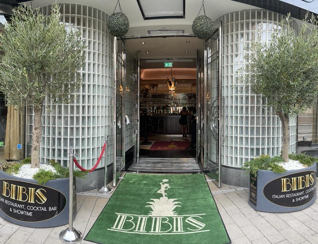 Escape the #heatwave at Bibis! Enjoy dinner and drinks in our fully airconditioned restaurant. 
#Bellissimo #UKheatwave #aircon