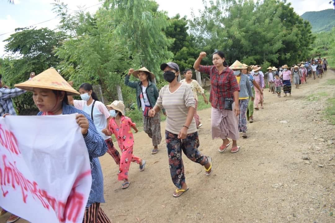 TTFR__Myanmar's tweet photo. Pro-Democracy activists from villages of YinnMarPin and Sarlingyi marched in defiance of the military dictatorship.

#2022Aug11Coup 
#JuntaBombedIDPs 
#WhatsHappeningInMyanmar https://t.co/bSEhicTMzK