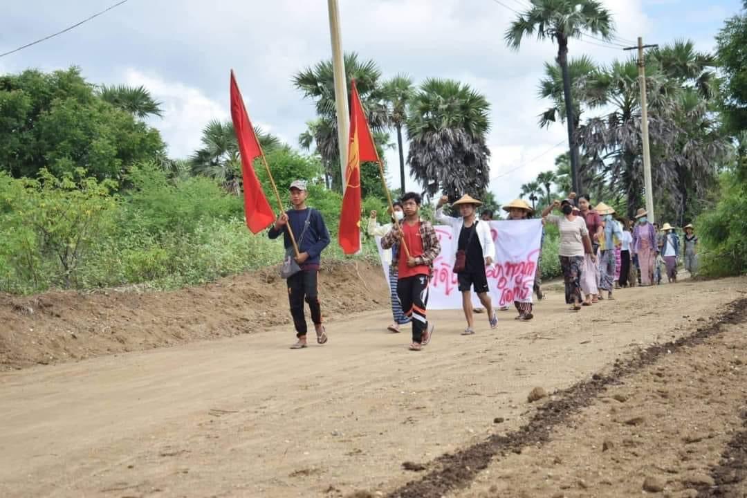 TTFR__Myanmar's tweet photo. Pro-Democracy activists from villages of YinnMarPin and Sarlingyi marched in defiance of the military dictatorship.

#2022Aug11Coup 
#JuntaBombedIDPs 
#WhatsHappeningInMyanmar https://t.co/bSEhicTMzK