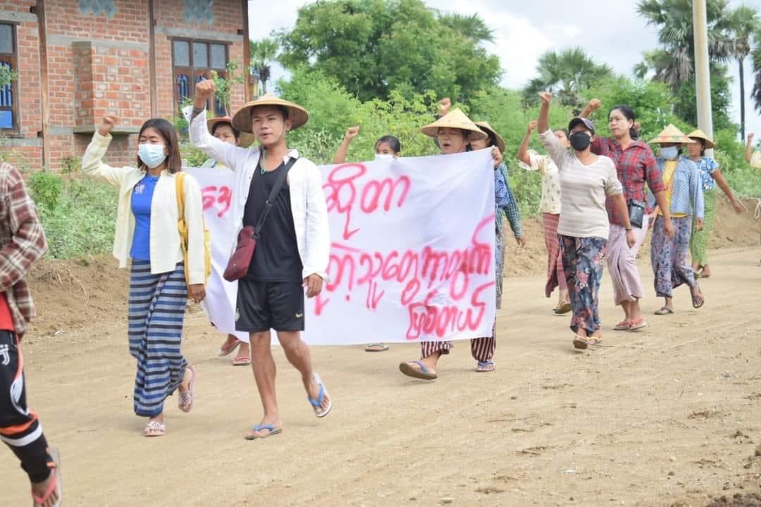 TTFR__Myanmar's tweet photo. Pro-Democracy activists from villages of YinnMarPin and Sarlingyi marched in defiance of the military dictatorship.

#2022Aug11Coup 
#JuntaBombedIDPs 
#WhatsHappeningInMyanmar https://t.co/bSEhicTMzK