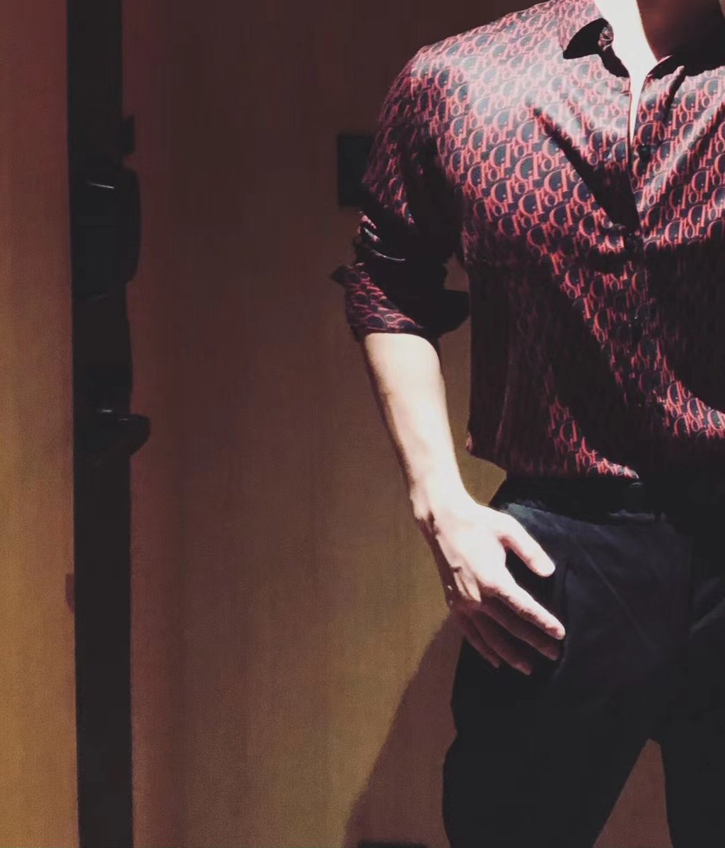 被遗忘的照片！
你敢信?其实我只有一米七几，但是拍出来感觉有180➕，这才是巅峰状态下的我（不露脸，我还是学生呢）