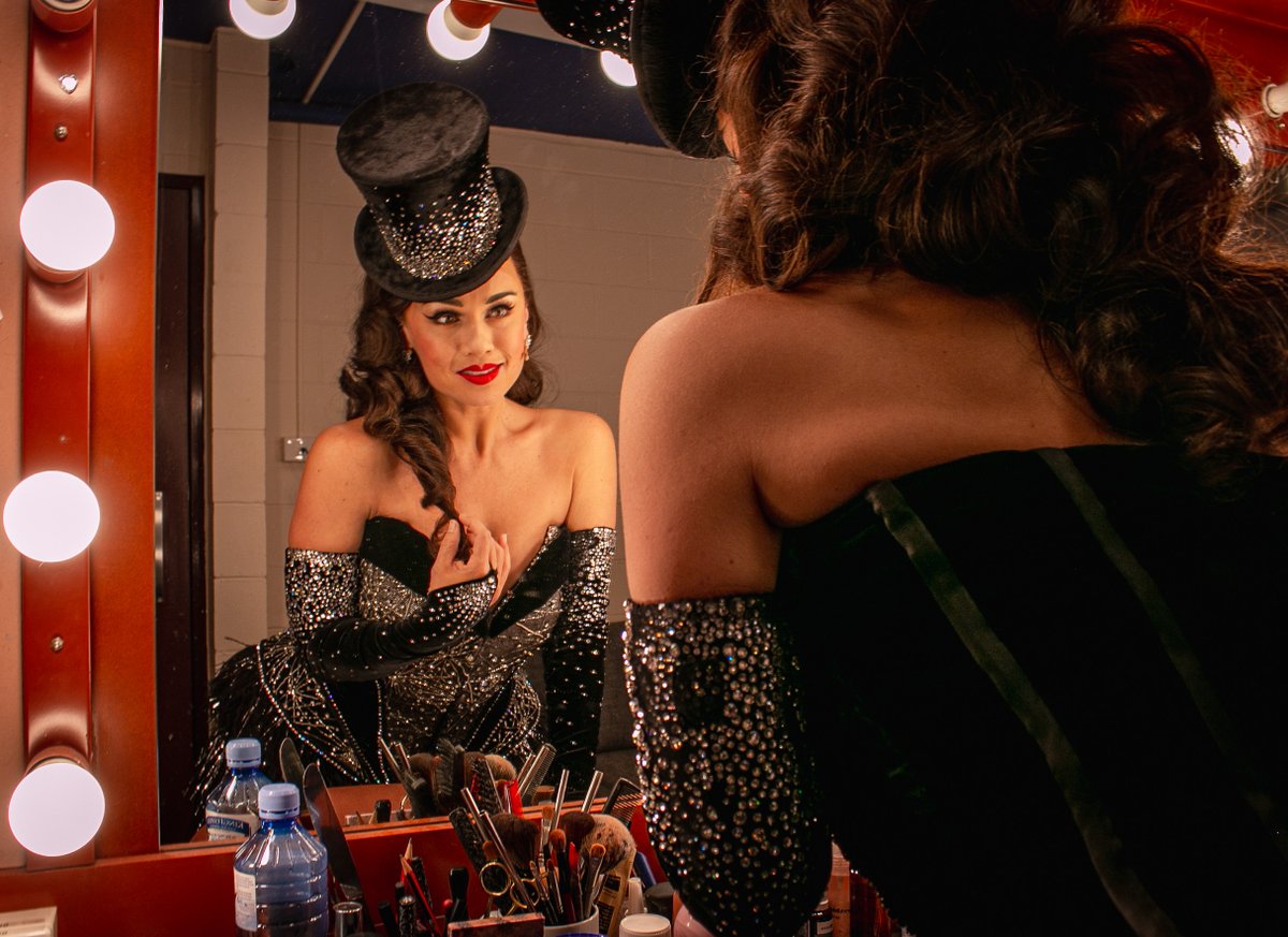 The final touches with M•A•C 😍
#MoulinRougeTheMusical #MACCosmetics