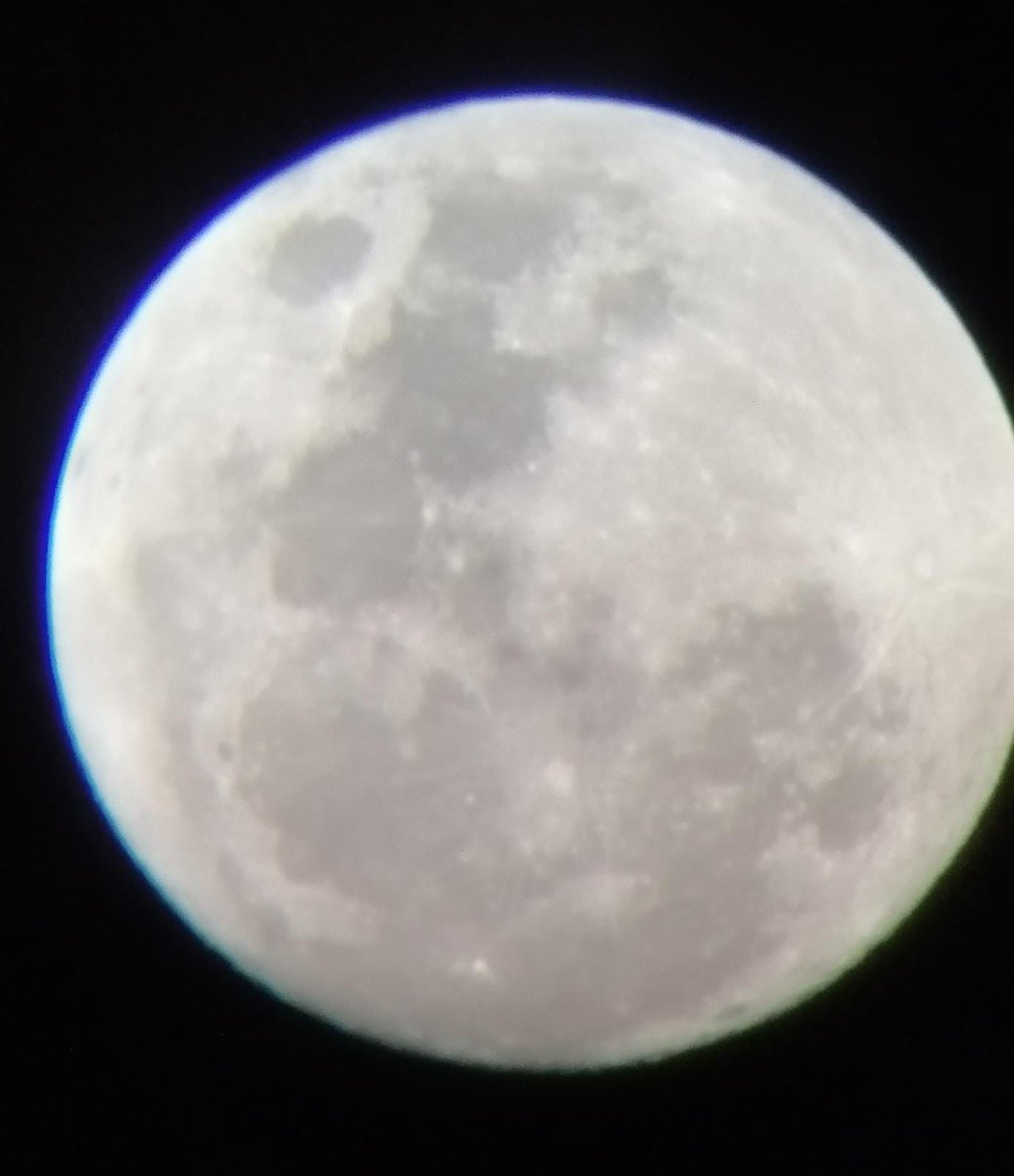 Mags_World's tweet photo. Supermoon 11.08.22 06:33pm https://t.co/B3PdHvAlyO