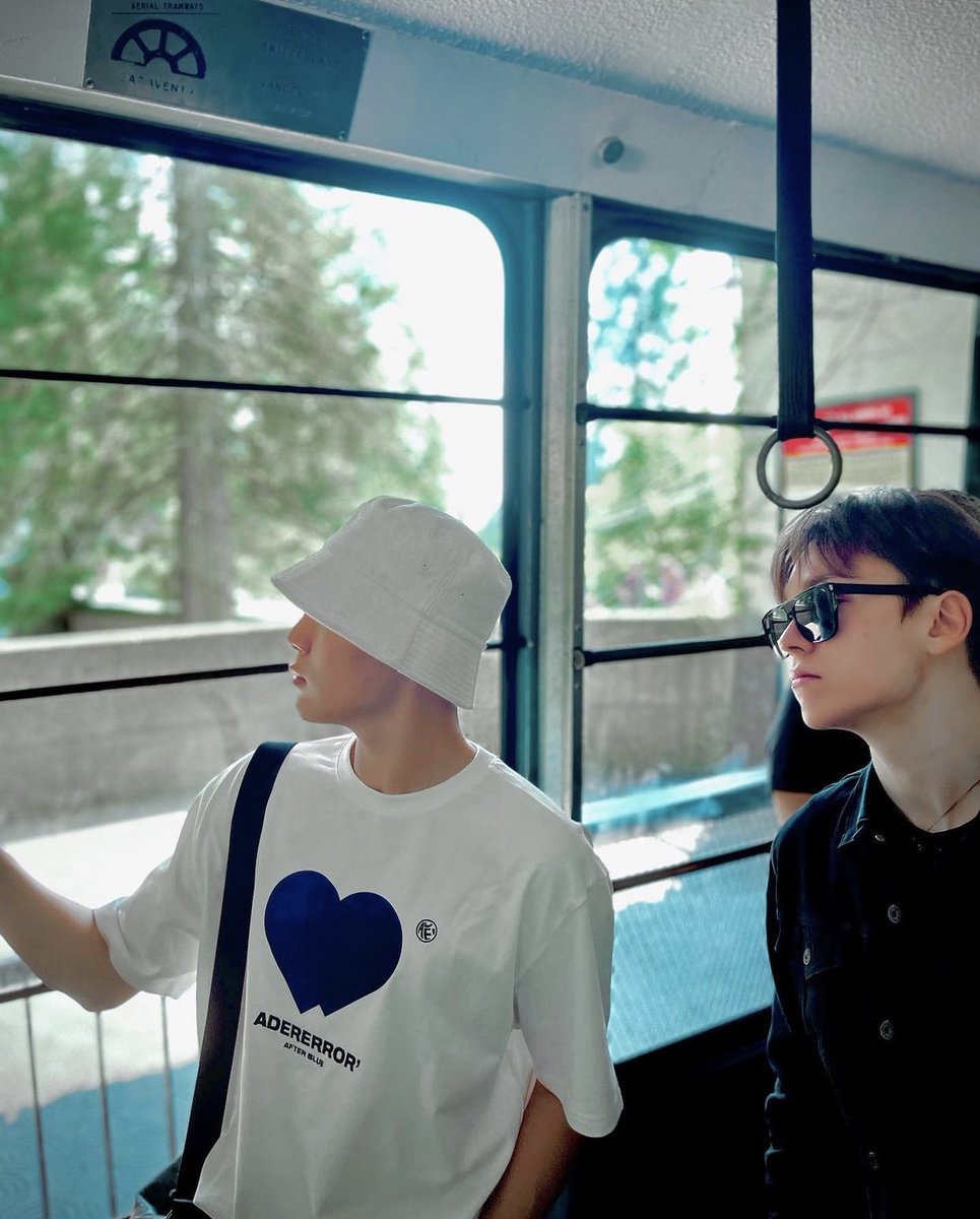 H4NNIECHO's tweet photo. third wheel vibes https://t.co/rx3CQdqR7U