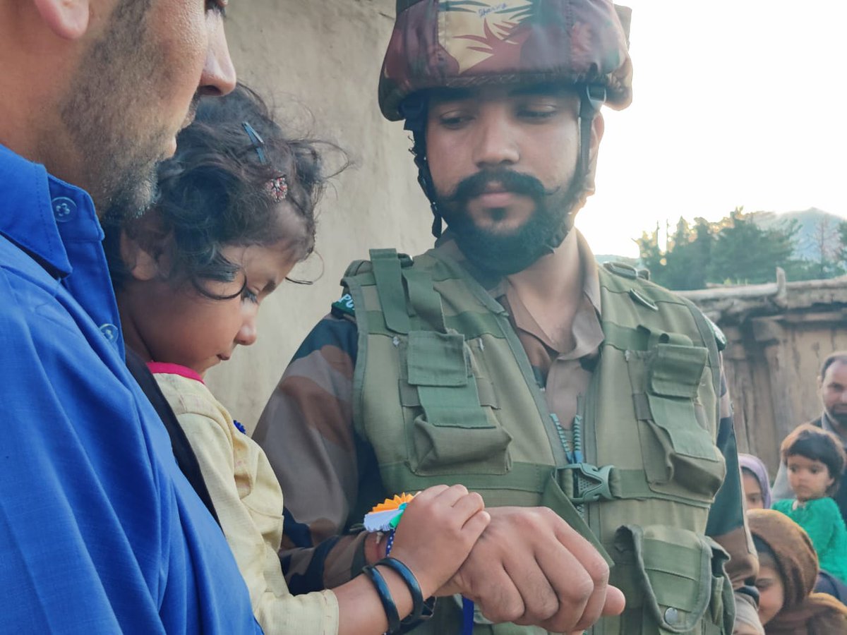 Felicitation of #RakshaBandhan 

Happy faces all over the LoC #IndianArmy

#TirangaMeriShaan
#HarGharTiranga 
#rakhispecial 

@ChinarcorpsIA @adgpi @RUBARUBARAMULLA @SoldierNationF1 @voiceofboniyar @atahasnain53