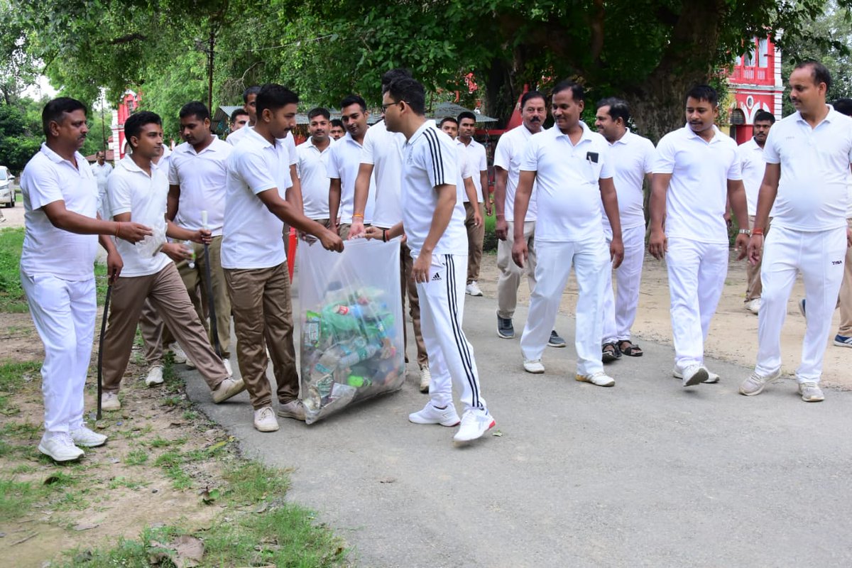 commandant11BN's tweet photo. सेनानायक श्री अखिलेश कुमार चौरसिया के कुशल निर्देशन एवं नेतृत्व में स्‍वतंत्रता की 75वीं वर्षगांठ के शुभ अवसर पर ‘’आजादी का अमृत महोत्‍सव ’’ के तहत मनोरंजन कक्ष, परिवहन शाखा, पुलिस मॉडर्न स्कूल, जिम्नेजियम हाल के साथ साथ बैरिकों की साफ सफाई की गई। https://t.co/du8ui0lvgq