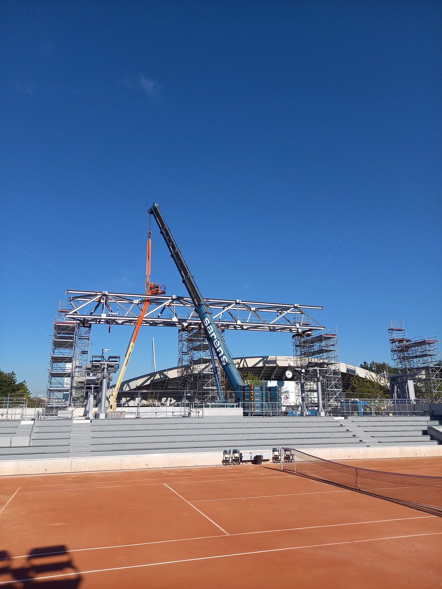 Impressionnante cette grue dans le #stadeRolandGarros ce matin...
Les travaux de construction du toit du court Suzanne Lenglen ont bien débuté.