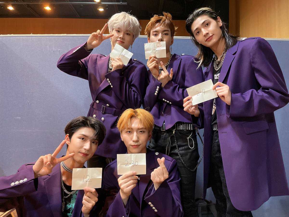멤버들이 직접 뽑은 오늘의 폴라로이드 당첨 번호는 12, 13, 2-7, 2-14, 2-30 입니다!👾 입장 줄 서신 1~10번 분들은 대기하고 계신 로비에서, 2순위 분들은 출석체크 했던 곳에서 번호 보여주시고 받아가세요!!