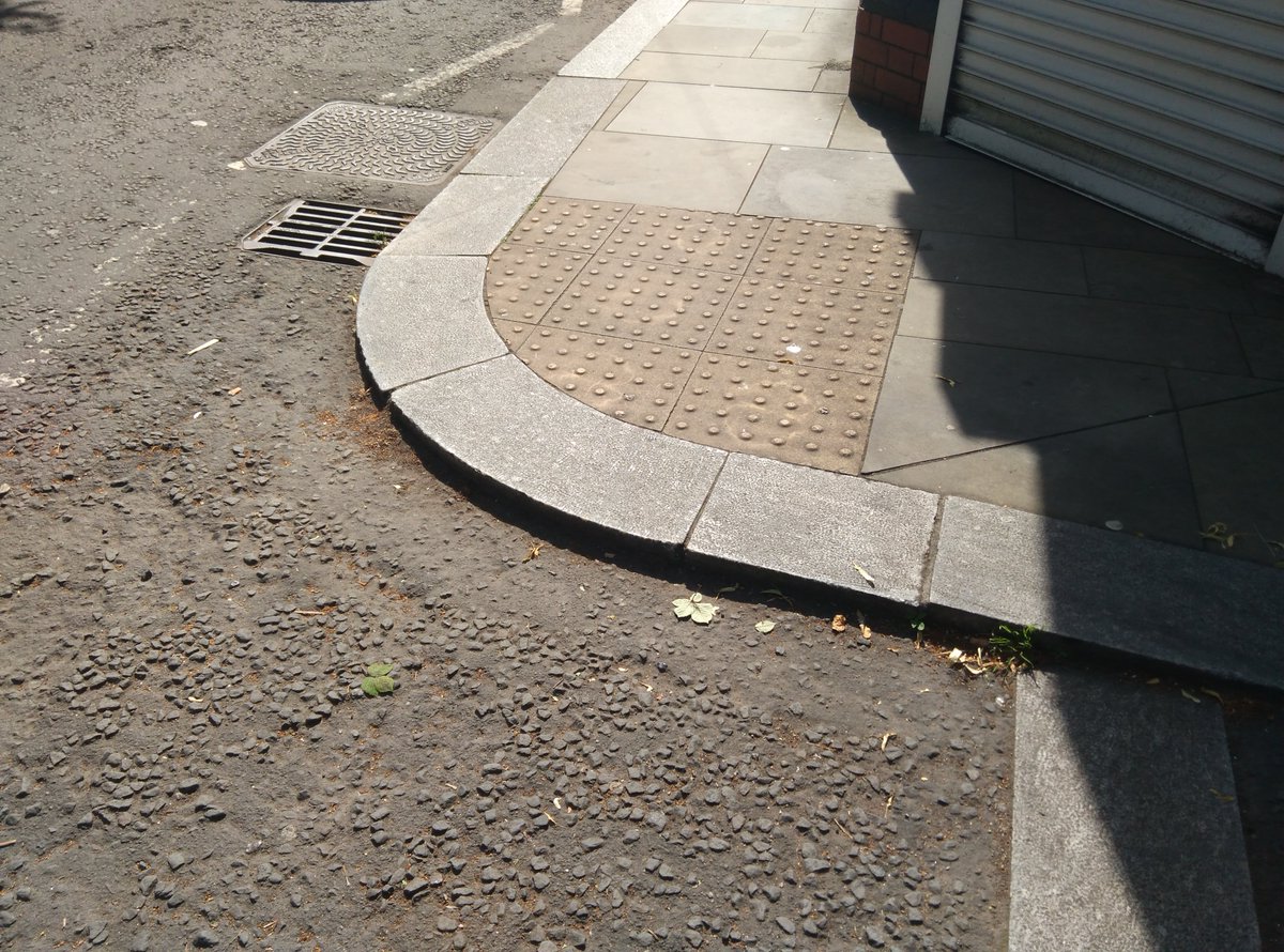 Drop kerbs #Neath style (ie without the drops). @NPTCouncil @NeathTCouncil @RantyHighwayman @Phil_PJA @JohnParkin28 @livingstreets @access_wales @DisabilityWales @RNIBCymru