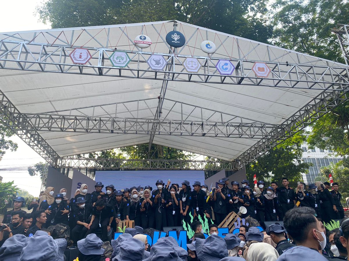 AzramoraLubis's tweet photo. Terima kasih buat kakak PJPS yang udh care banget ke kita semua, yg ngantuk ditanyain "kamu sakit dek" trs klo blm dpt konsumsi lgsg diambilin lagi gercep bgt dan ngga lupa pastinya ramah + friendly 😭💓💯
#VOKASIIMPACT #MPKMB59SVIPB #IPBDIGDAYA #VOKASIJUARA https://t.co/JsHj9BirET