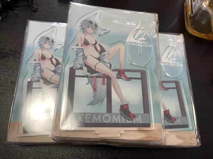 名刺とアクスタ届いた!!!ゆうさん気が効くので袋から出さなくても飾れるように台紙のデータもちゃんと作りました名刺のID名が見切れて1が抜けてる… 