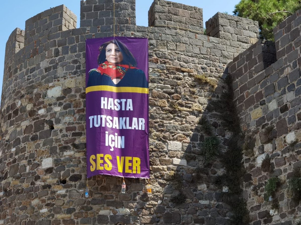 Aktivîstên me yên Îzmîrê, ji bo xwedî derketin û ji azadiya Aktivîst-Hemseroka me ya yekemîn Aysel Tugluk, bi şîara "Ji bo Girtiyên Nexweş Deng Bidin"li Kadîfekeleyê çalakî lidarxistin, Pankarta Aysel Tugluk di Kadîfekeleyê de daliqandin.

<a href="/BinlerceAysel/">Binlerce Aysel</a> 

#AyselTuğlukİçinAdalet