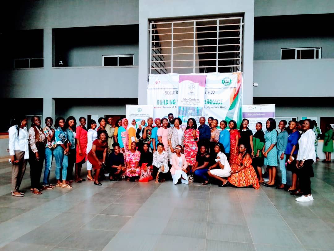 Perspectivehub_'s tweet photo. Ogun Govt Convocated over 200 female Coders in three years.
Determined to eradicate idleness and curb social vices amongst women, Ogun state Government Convocated over 200 female Coders after taking them through free training tagged Abocoders.
#IT #OGSG #Dapoisworking #women https://t.co/RoFybybwTH