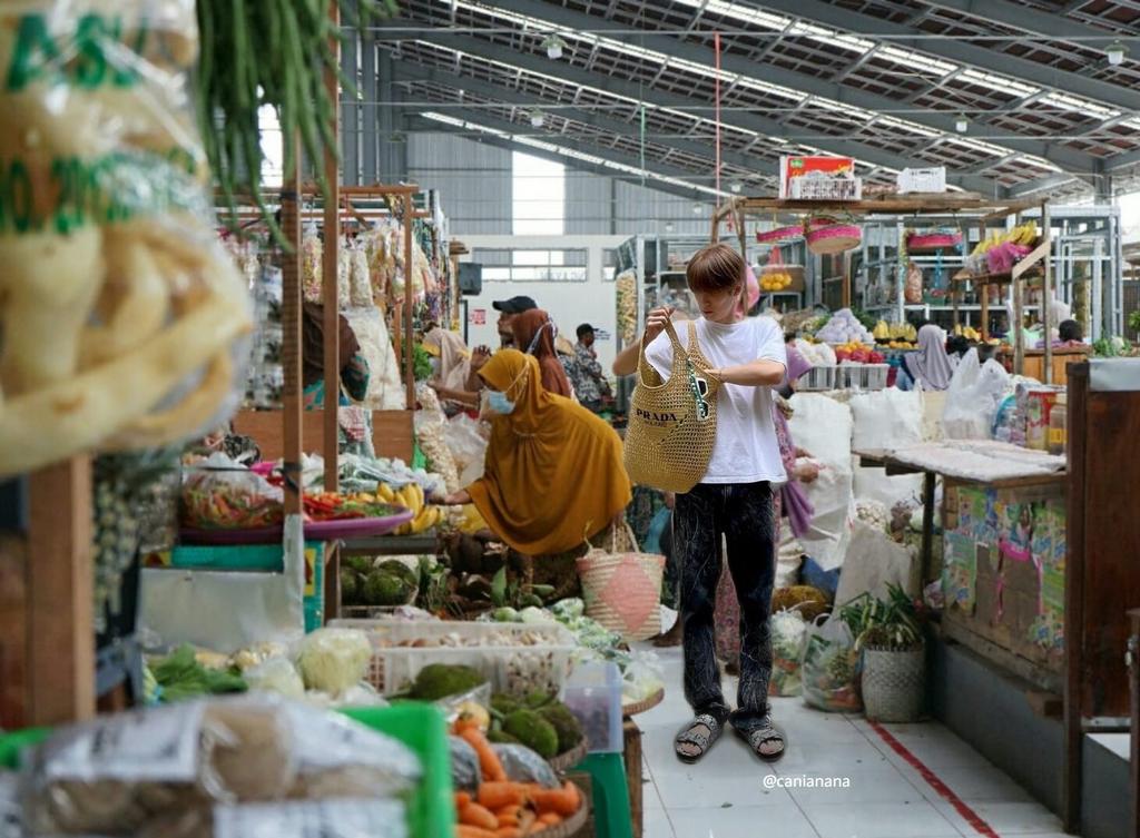 CHECK PINNEDð on Twitter: "ð«¶ jaehyun lagi bantuin mamah belanja di